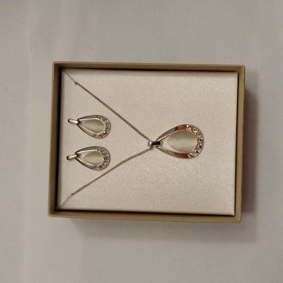 SOLD Beautiful Set of Iridescent Sparkly Silver Crystal Necklace & Earrings! - Picture 2 of 6